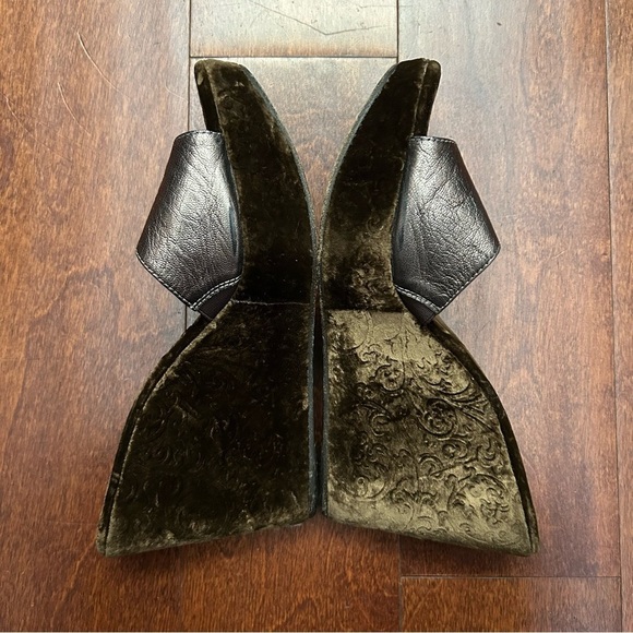 Donald J. Pliner Couture Whimsigoth Green Velvet and Leather Wedge Shoes, Size 8 - Picture 6 of 14